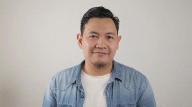 Kameraya gülümseyen başarılı Asyalı genç adam. Kendine güvenen, iyi görünümlü, pozitif biri.