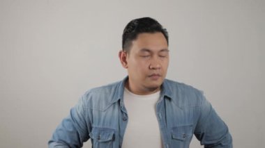 Genç Asyalı adam mutlu görünüyordu. Düşünüyor ve bakıyordu. İyi bir fikri vardı., 