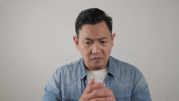 Sorglig orolig asiatisk man som ber till Gud om hjälp, hopplös person — Stockvideo
