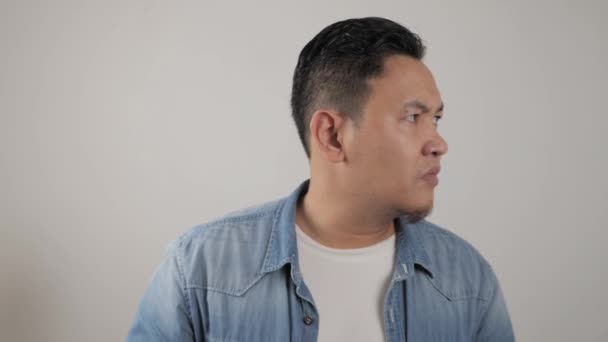 Wütender asiatischer Mann, der versucht, seine Emotionen zu kontrollieren, einsamer Mensch mit Konflikten — Stockvideo