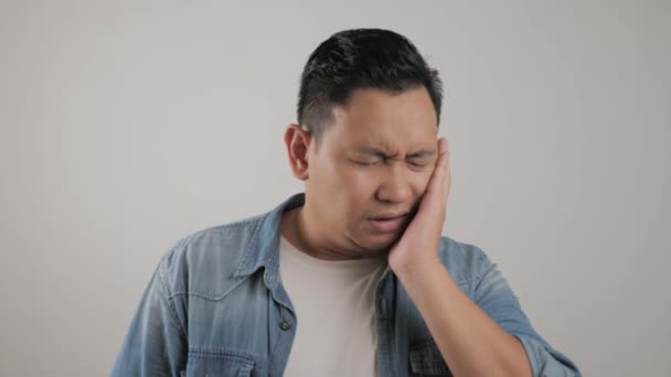 Retrato de homem asiático sofrendo dor de dente — Vídeo de Stock