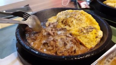Kremalı peynirli körili omlet pirinçli bulgogi bifteği ya da sıcak tabakta hamburger köftesi, Asya mutfağı.