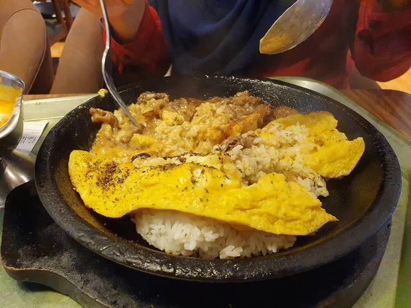 Close Queijo Cremoso Curry Arroz Omelete Com Bife Bulgogi Hambúrguer — Fotografia de Stock