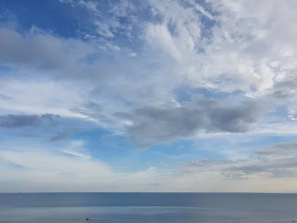 Bue Oceaan Zeewater Met Kalme Golven Bewolkte Hemel Horizon Zichtbaar — Stockfoto