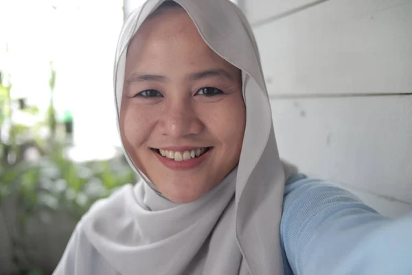 Bela Ásia Muçulmano Senhora Fazendo Selfie Retrato Telefone Fazendo Vídeo — Fotografia de Stock