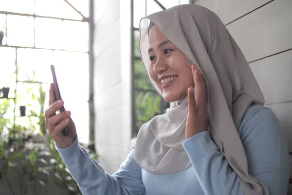 Piękna Azjatycka Muzułmanka Robiąca Selfie Portret Przez Telefon Lub Wykonująca — Zdjęcie stockowe
