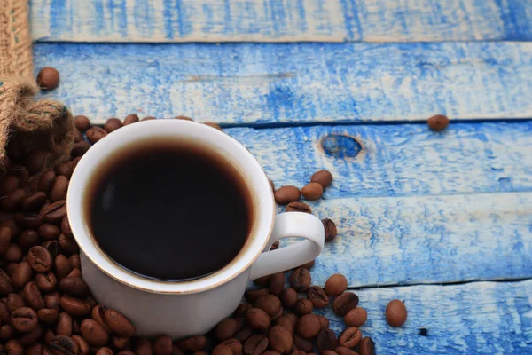 Chicchi Caffè Torrefatto Bicchiere Caffè Caldo Tavoletta Legno Blu Con — Foto Stock