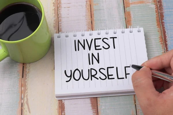Invest Yourself Parole Testo Tipografia Scritta Sul Libro Sullo Sfondo — Foto Stock
