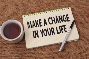 Hayatınızda değişiklik yapın, ahşap arka plan, hayat ve iş motivasyon konseptine karşı kitap üzerine yazılmış yazı karakterleri.