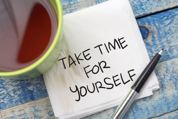 Neem Tijd Voor Jezelf Tekstwoorden Typografie Geschreven Papier Tegen Houten — Stockfoto