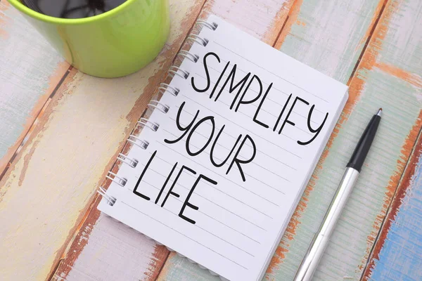 Hayatınızı Basitleştirin Ahşap Arka Plan Yaşam Motivasyon Konseptine Karşı Kitap — Stok fotoğraf