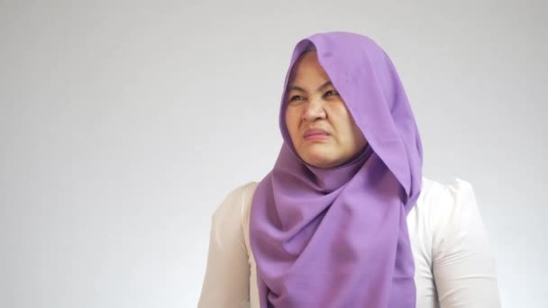 Boze Gestresste Moslim Zakenvrouw Draagt Hijab Met Gekke Krankzinnigheid Gebaar — Stockvideo