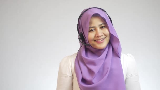 Kaunis Aasialainen Muslimi Nainen Call Center Asiakaspalvelun Operaattori Puhuu Hymyilee — kuvapankkivideo