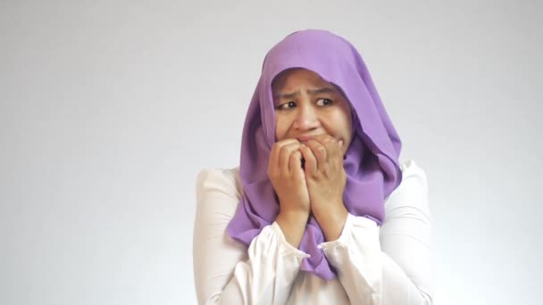 Hermosa Asiático Musulmán Mujer Usando Hijab Parecía Preocupado Miedo Algo — Vídeos de Stock