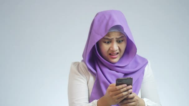 Азиатская Мусульманка Шокирована Паникует Получает Плохие Новости Телефон — стоковое видео
