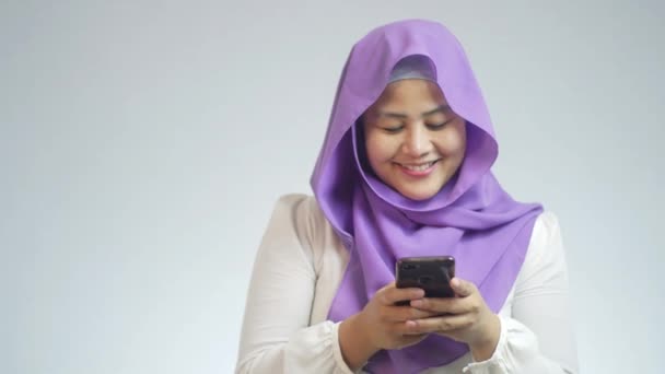 Hermosa Mujer Musulmana Asiática Sonriendo Felizmente Mientras Hace Mensaje Lectura — Vídeo de stock