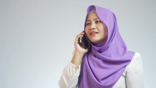 Portret Van Een Moslim Dame Met Hijab Aan Telefoon Vrolijke — Stockvideo