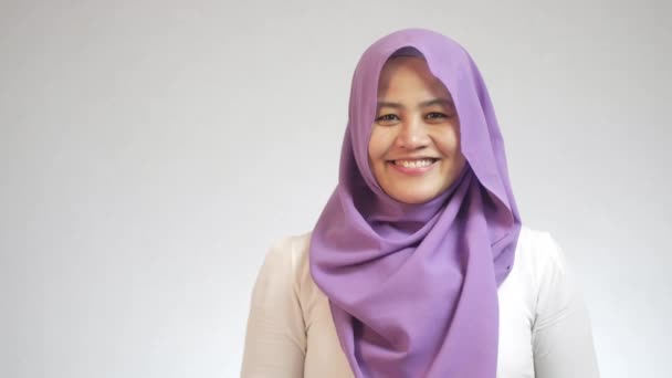 Mulher Muçulmana Asiática Bonita Vestindo Hijab Roxo Sorrindo Para Câmera — Vídeo de Stock