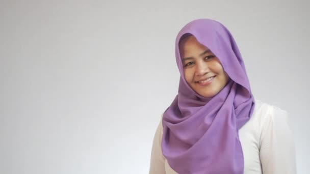 Frumoasă Doamnă Musulmană Asiatică Zâmbind Arată Gestul Salut Conceptul Sărbătoare — Videoclip de stoc