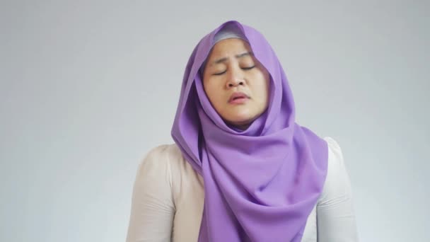 Уставшая Сонная Азиатская Мусульманка Хиджабе Зевает Лень Перегружена Идеей — стоковое видео