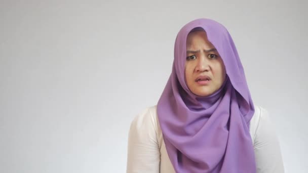 Piękna Azjatycka Muzułmanka Hidżabie Zszokowana Otwartymi Ustami Przerażona Zobaczy Coś — Wideo stockowe