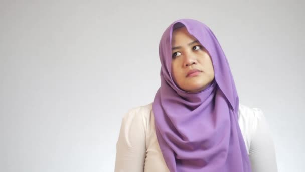 美しいイスラム教徒の女性は シニカルな表情でカメラを見て 怒って疲れて失望した表情を示しています不幸な概念 — ストック動画