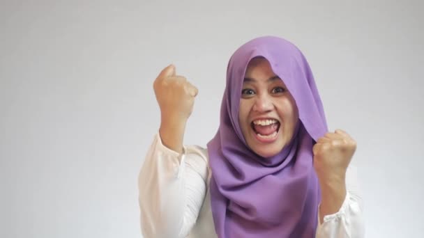 Bela Ásia Muçulmano Mulher Vestindo Hijab Mostra Ganhar Vitória Gesto — Vídeo de Stock
