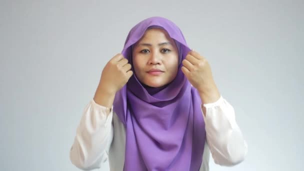 Wanita Muslim Asia Yang Cantik Memperbaiki Jilbabnya Wanita Beragama Islam — Stok Video