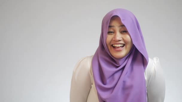 ヒジャーブを身に着けている美しいイスラム教徒の女性笑いと笑顔 幸せな表情 — ストック動画