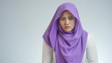 Güzel Asyalı Müslüman kadın zihinsel sağlık sorunu yaşıyor, çok gülüyor sonra aniden kızgın, zihinsel bozukluklar yaşıyor.