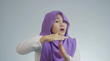 Asyalı kızgın müslüman kadının beyaz arka planda yaptığı hareketin portresi.