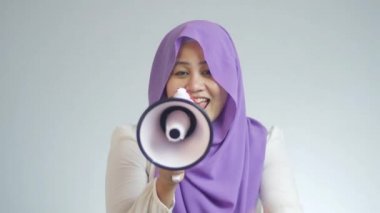 Müslüman İş kadını Megafon, Reklam Pazarlama Konsepti ile Bir Şey Arıyor veya Teklif Ediyor