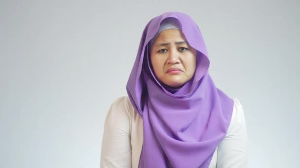 Красивая Азиатская Мусульманка Фиолетовом Хиджабе Плачет Печально Глядя Камеру Концепция — стоковое видео