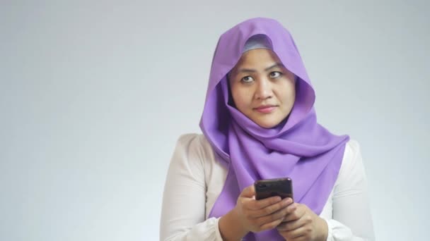 Красивая Азиатская Мусульманка Счастливо Улыбается Думает Хорошем Делая Сообщение Чате — стоковое видео