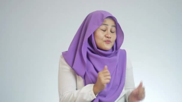 Wanita Muslim Asia Yang Cantik Menari Penuh Kesenangan Aktivitas Rekreasi — Stok Video