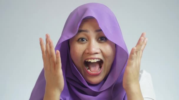 Beautiful Asian Muslim Lady Doing Peekaboo Gesture Making Surprise Big — Stock Video