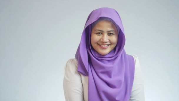 Piękna Azjatycka Muzułmanka Ubrana Hidżab Wygląda Szczęśliwą Wykonując Powietrzny Pocałunek — Wideo stockowe