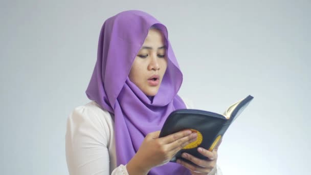 Bella Donna Musulmana Asiatica Che Indossa Hijab Leggendo Libro Sacro — Video Stock