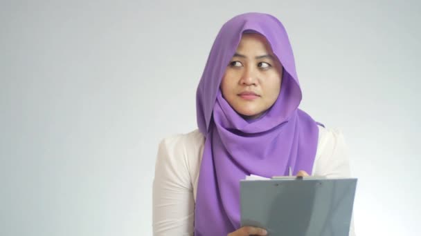 Belle Femme Musulmane Asiatique Écrit Sur Papier Avec Presse Papiers — Video