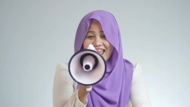 Muslimische Geschäftsfrau Telefoniert Oder Bietet Etwas Mit Megafon Werbemarketing Konzept — Stockvideo