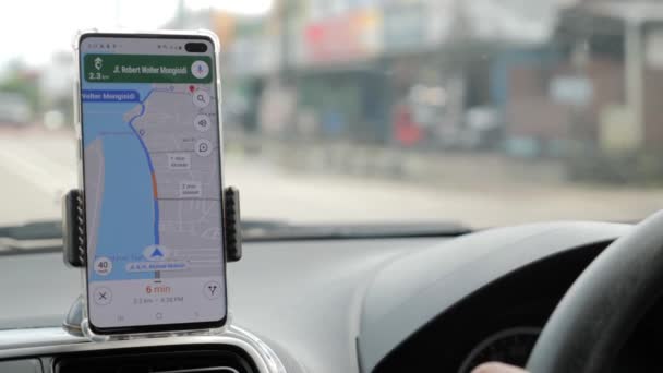 Enero de 2021, Tenggarong Indonesia. Conducción de coches con mapas de Google como guía de ruta de navegación — Vídeos de Stock