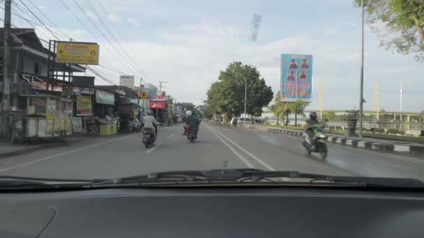 Enero de 2021, Tenggarong Indonesia. Conducción de coches en la carretera POV — Vídeo de stock