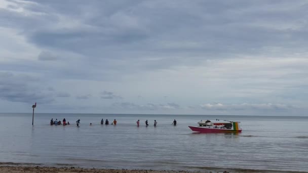 Styczeń 2021, Balikpapan Indonezja, Lamaru plaża, ludzie cieszą się spokojne fale oceaniczne, cel podróży turystycznych — Wideo stockowe