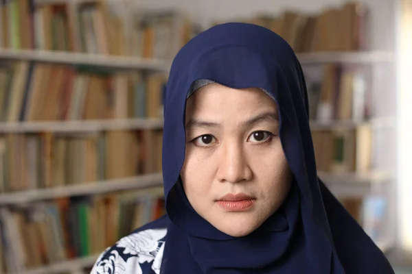 Retrato Mulher Muçulmana Asiática Vestindo Hijab Olhando Para Câmera Com — Fotografia de Stock