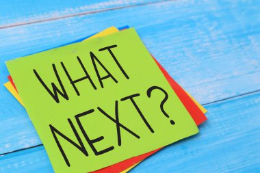 Sırada ne var? Tahta arka plan, yaşam ve iş motivasyon konseptine karşı kağıda yazılmış yazı yazımı mı?