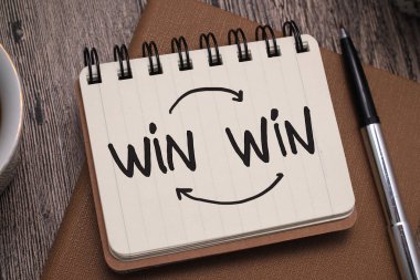 Kazan, kağıt üzerine yazılmış metin yazıları tahta arka plan, hayat ve iş motivasyon kavramına karşı