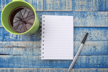 Yazı dizaynınız için tahta arkaplanda boş boş bir sayfa şablonu, kopyalama alanı. Üst görünüm düz konsept