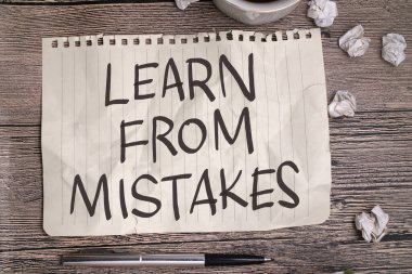 Hatalardan öğren, ahşap arka plan, hayat ve iş motivasyon konseptine karşı kitap üzerine yazılmış metin yazıları tipografisi