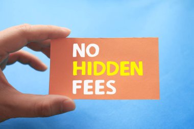 Mavi arka plan, yaşam ve iş motivasyon konseptine karşı kağıda yazılmış gizli harçlar, metin yazıları yok