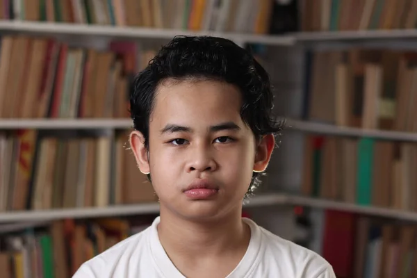 Retrato Chico Asiático Mirando Cámara Estudiante Biblioteca Cerca — Foto de Stock